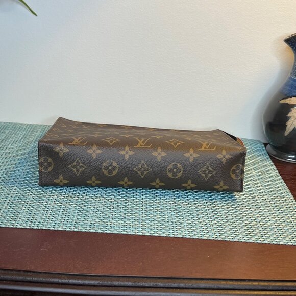 NEW Louis Vuitton Monogram Canvas Toiletry 26 Pouch - Picture 6 of 12